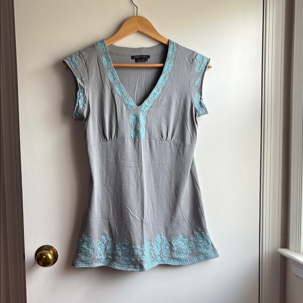 BCBG MaxAzria Gray Embroidered Cap Sleeve Tunic Blouse sz M